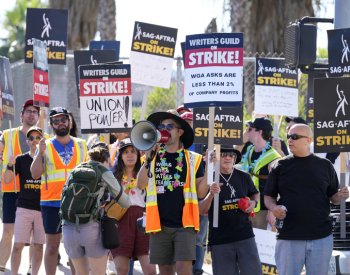 Hollywoodská studia zveřejnila podrobnosti návrhu pro stávkující scenáristy