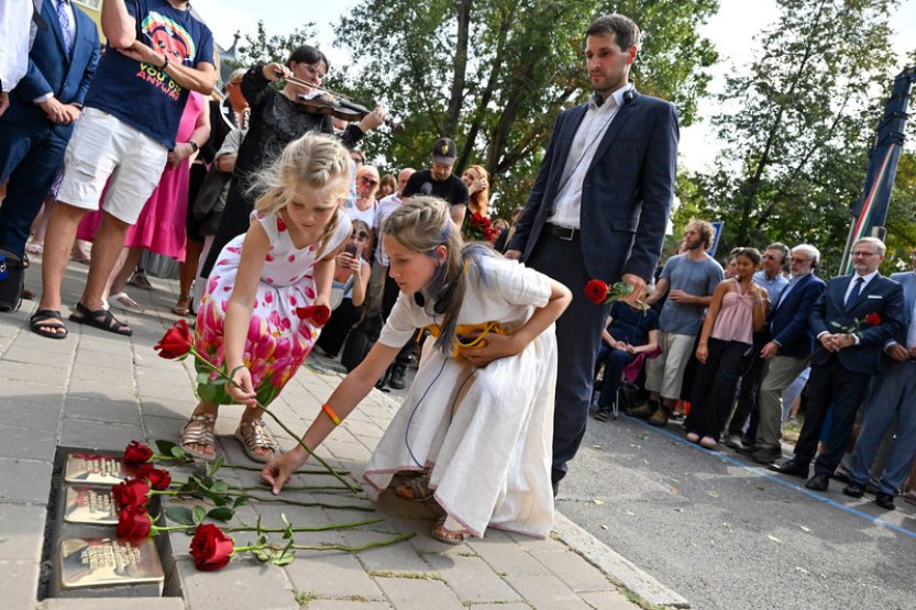Původní obyvatele tří slavných brněnských vil připomínají kameny v dlažbě