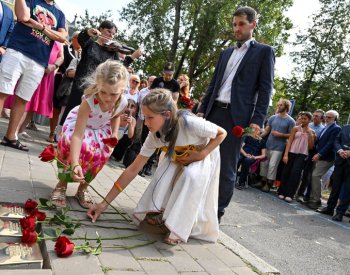 Původní obyvatele tří slavných brněnských vil připomínají kameny v dlažbě