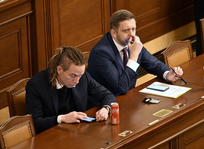 Poslance čeká debata o stavebním řízení i důchodech