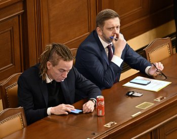 Poslance čeká debata o stavebním řízení i důchodech