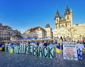 Lidé na akci v Praze vyzvali k ochraně ukrajinského nebe, uctili památku obětí