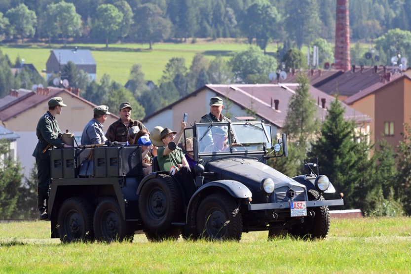 V Kovářské na Chomutovsku si stovky lidí připomněly 80. výročí letecké bitvy