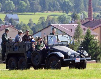 V Kovářské na Chomutovsku si stovky lidí připomněly 80. výročí letecké bitvy