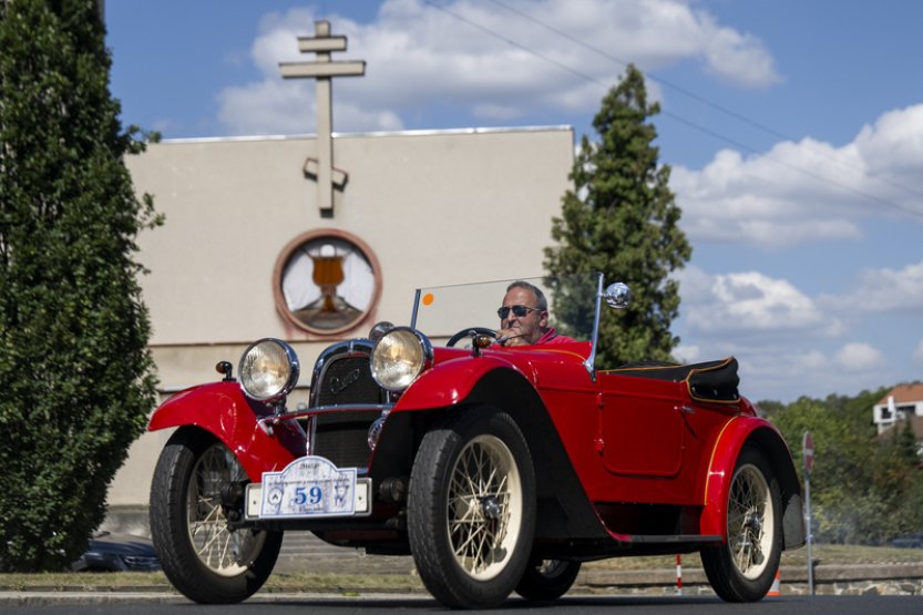 Na náměstí v Praze-Zbraslavi přišly stovky příznivců veteránů, uvidí 129 vozidel