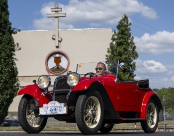 Na náměstí v Praze-Zbraslavi přišly stovky příznivců veteránů, uvidí 129 vozidel