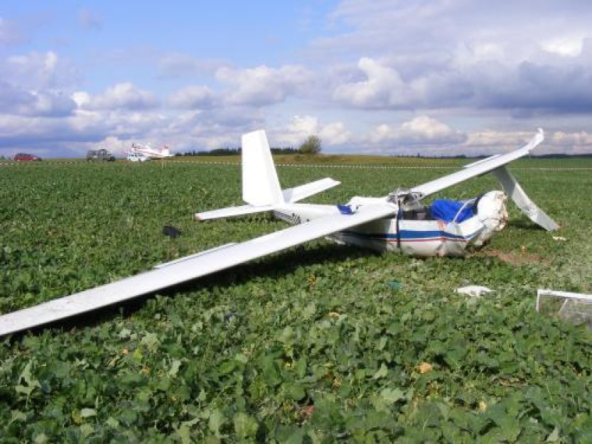 Muž u Slaného vyskočil z větroně, neotevřel se mu padák, našli ho mrtvého