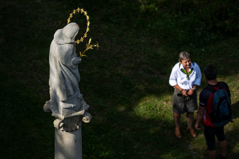 Na Anenský vrch v Orlických horách se po 87 letech vrátil mariánský sloup