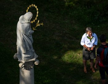 Na Anenský vrch v Orlických horách se po 87 letech vrátil mariánský sloup
