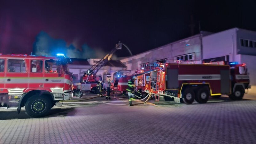 Hasiči v Boskovicích na Blanensku dohašují požár skladové haly