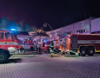 Hasiči v Boskovicích na Blanensku dohašují požár skladové haly