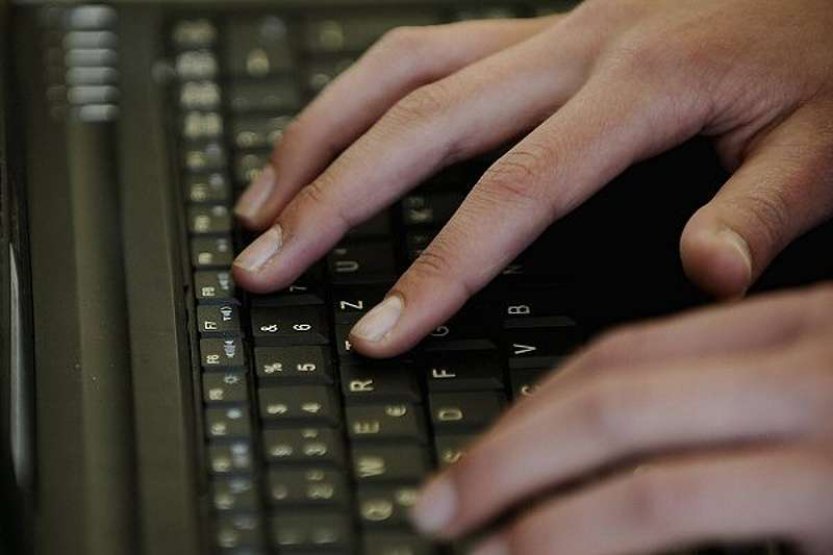Muž si chtěl zřídit identitu občana, falešné stránky jej připravily o 91.000 Kč