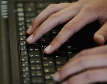 Muž si chtěl zřídit identitu občana, falešné stránky jej připravily o 91.000 Kč