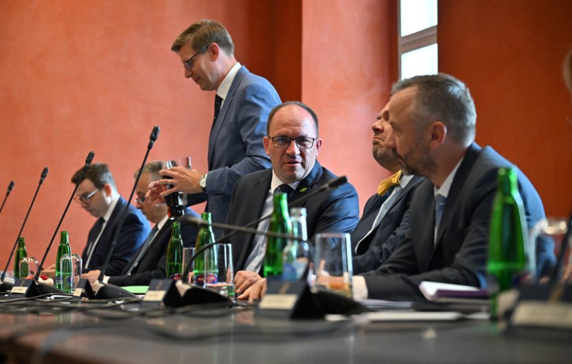 Vláda projedná přesun některých dávek z úřadů práce na sociální správu