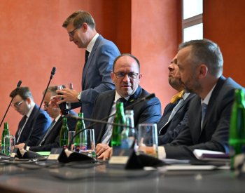Vláda projedná přesun některých dávek z úřadů práce na sociální správu