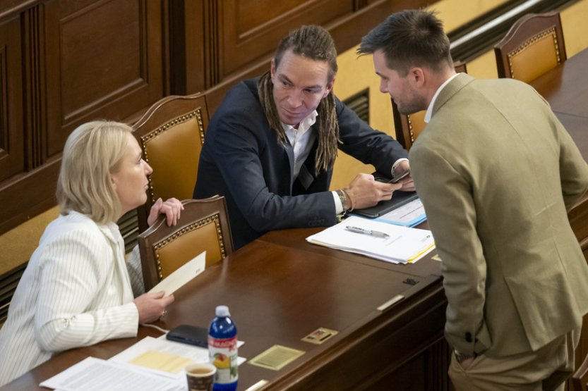 Sněmovna má znovu schvalovat Den samizdatu nebo agendu informační agentury