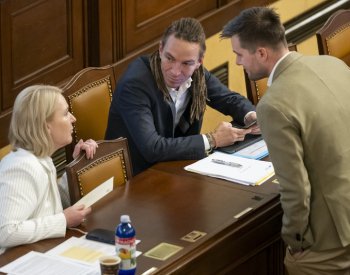 Sněmovna má znovu schvalovat Den samizdatu nebo agendu informační agentury