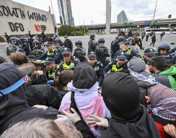 Demonstranti se střetli s policií před veletrhem obrany v Melbourne