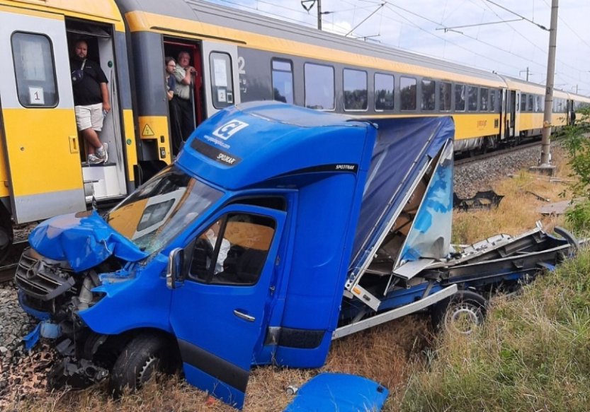 Srážka vlaku s autem na Pardubicku přes hodinu blokovala provoz na koridoru