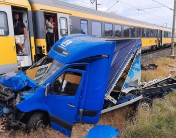 Srážka vlaku s autem na Pardubicku přes hodinu blokovala provoz na koridoru