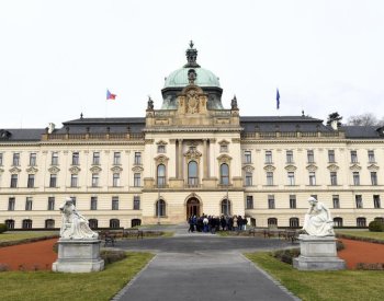 ANO chce vládní novelou služebního zákona omezit počet politických náměstků