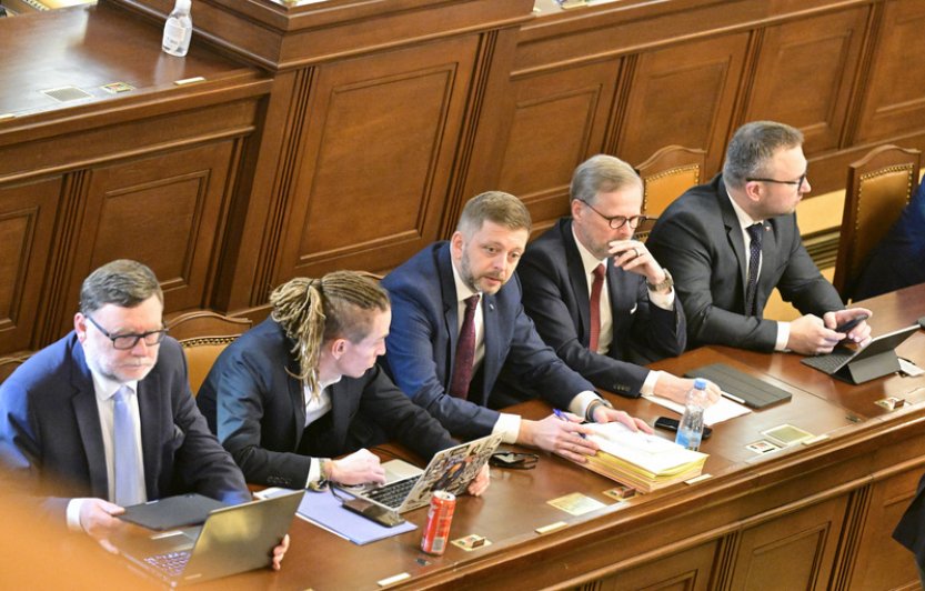 CVVM: Důvěryhodnost vlády a Sněmovny mírně stoupla, u prezidenta klesla