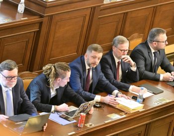 CVVM: Důvěryhodnost vlády a Sněmovny mírně stoupla, u prezidenta klesla