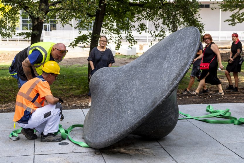 Sochu Biologické těleso usadily jeřáby v upravovaném parku v Mostě