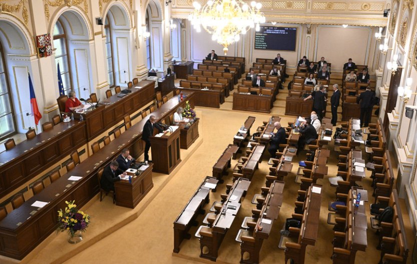 Poslance čekají interpelace i projednávání mezinárodních smluv