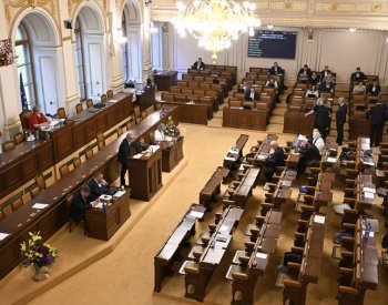 Poslance čekají interpelace i projednávání mezinárodních smluv