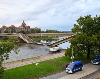 Technici zajistili zřícený most v Drážďanech, dál se zatím nepropadá