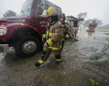 Hurikán Francine zasáhl americký stát Louisiana, nad pevninou zeslábl