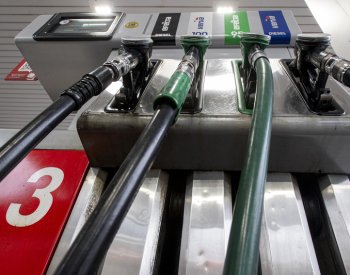 Zlevňovaní pohonných hmot v Česku v týdnu zrychlilo, benzin je za 36 Kč