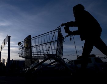 Obchodní řetězce se kvůli hrozícím povodním připravují na větší nápor zákazníků