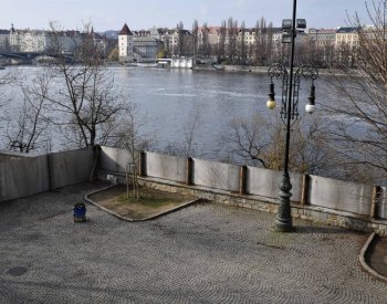 Po extrémních deštích se mají zvedat hladiny řek, čeká se i silný vítr