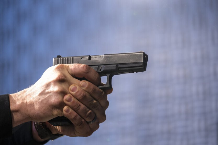 Policista postřelil na Rokycansku muže, který ho napadl