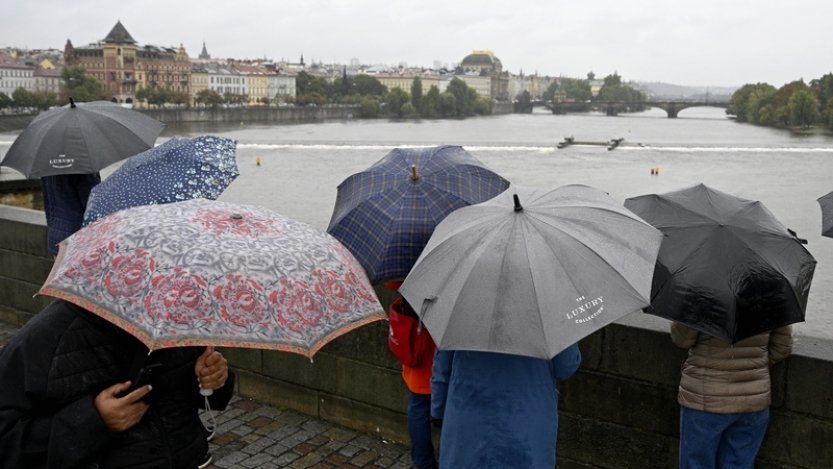 Většina stran kvůli povodňové hrozbě omezuje kampaň před volbami
