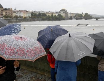 Většina stran kvůli povodňové hrozbě omezuje kampaň před volbami