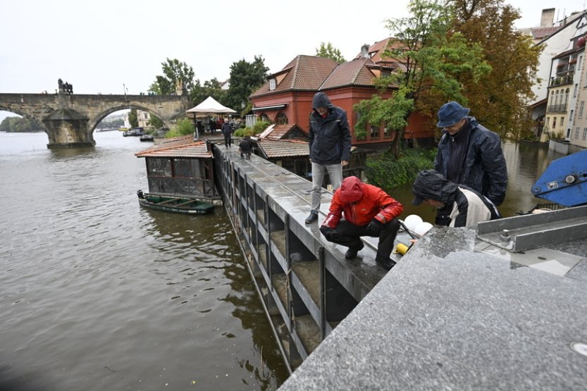 Praha zavře kvůli velké vodě náplavky a postaví část protipovodňových zábran