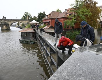 Praha zavře kvůli velké vodě náplavky a postaví část protipovodňových zábran