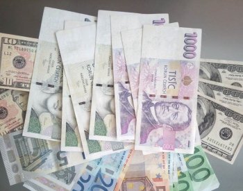Koruna v závěru týdne oslabila k euru, posílila naopak vůči dolaru