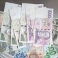 Koruna v závěru týdne oslabila k euru, posílila naopak vůči dolaru