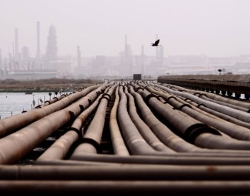 Ropa zlevňuje po nepříznivých údajích o podnikatelské aktivitě v eurozóně a USA