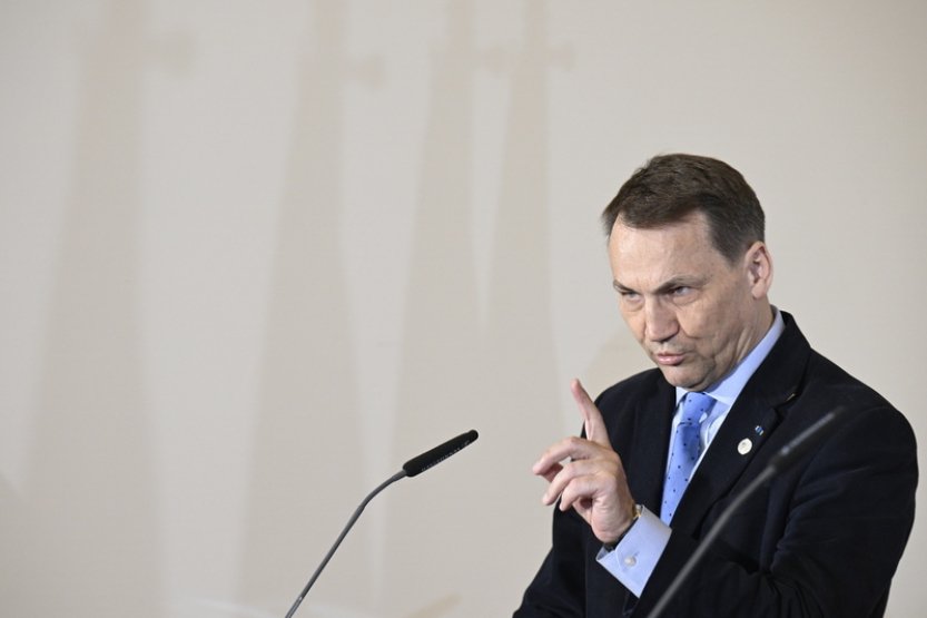 Polsko se zpozdilo s platbami do české muniční iniciativy, připustil Sikorski