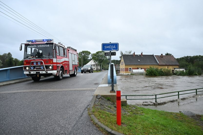 Višňová je odříznutá od Frýdlantska, dopravu zajišťuje evakuační tatra