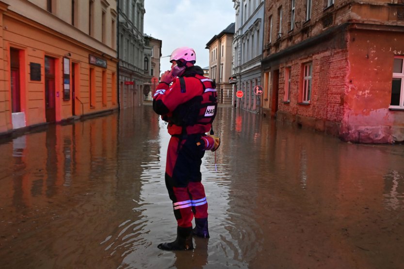 Řeka v opavských částech Karlovec a Palhanec uvěznila několik lidí