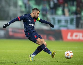 Fotbalista Lingr je v Rotterdamu na zdravotní prohlídce a Slavii už nepomůže