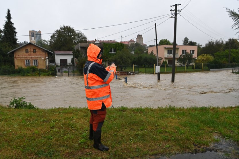 V ostravské části Přívoz začala evakuace, hráz Odry má na soutoku trhliny