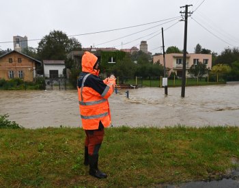 V ostravské části Přívoz začala evakuace, hráz Odry má na soutoku trhliny