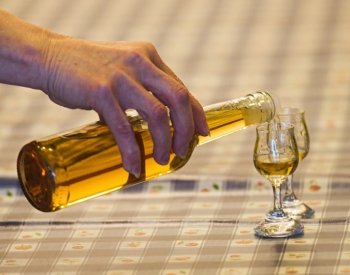 Opilý muž spadl v pekárně do díže na těsto, když z ní lovil zubní protézu
